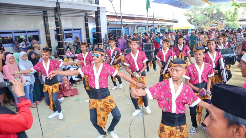 Group Musik Tong Tong Mahkota SJ Saat Tampil di Sebuah Acara